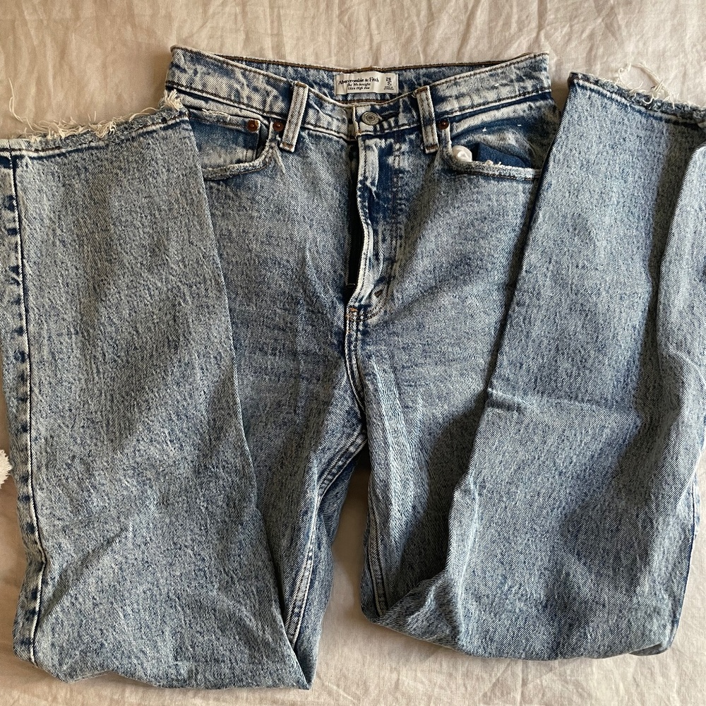 Abercrombie 90s straight leg ACID WASH SIZE 26